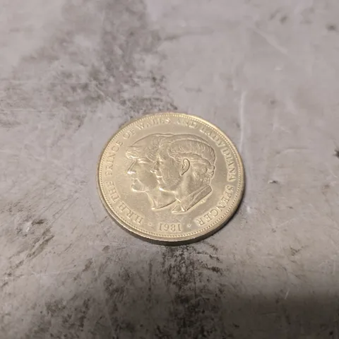 1981 PRINCE CHARLES AND LADY DIANNA COMMEMORATIVE WEDDING COIN 