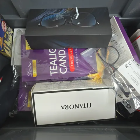 APPROXIMATELY 12 ASSORTED HOUSEHOLD ITEMS TO INCLUDE GLASSES, CANDLES, ETC