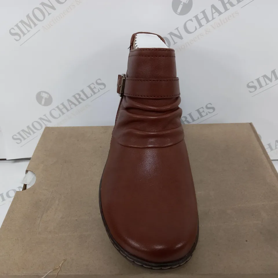 BOXED CLARKS CORA ROUCHED IN DARK TAN LEA - UK 4