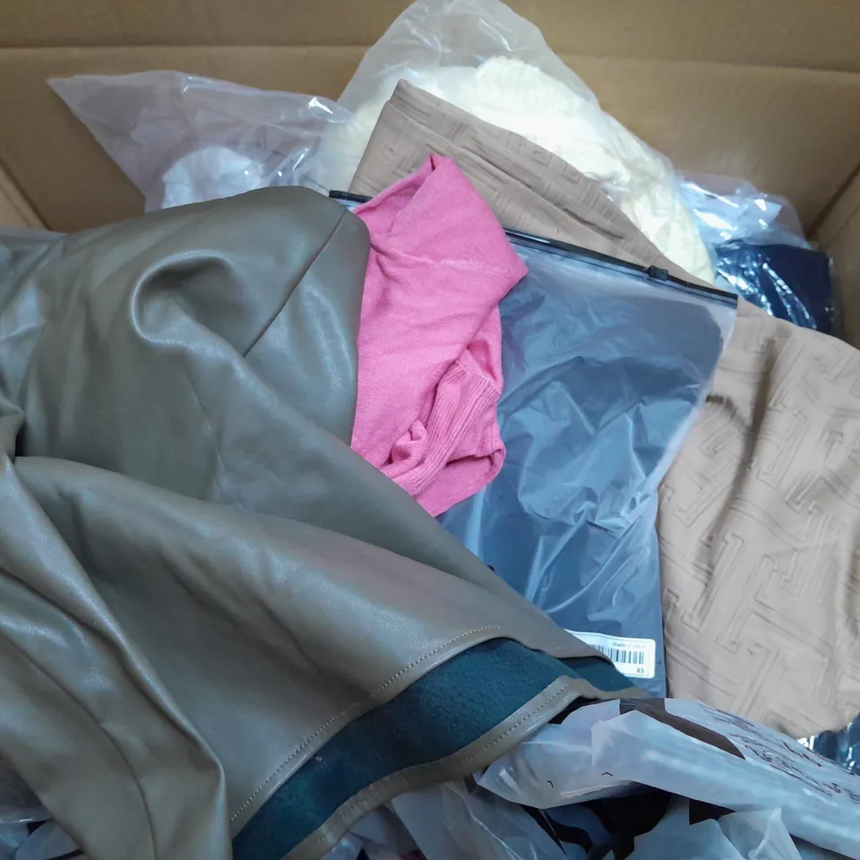BOX OF APPROXIMATELY 22 ASSORTED CLOTHING ITEMS TO INCUDE - SHIRT , SOCKS , T-SHIRT ETC