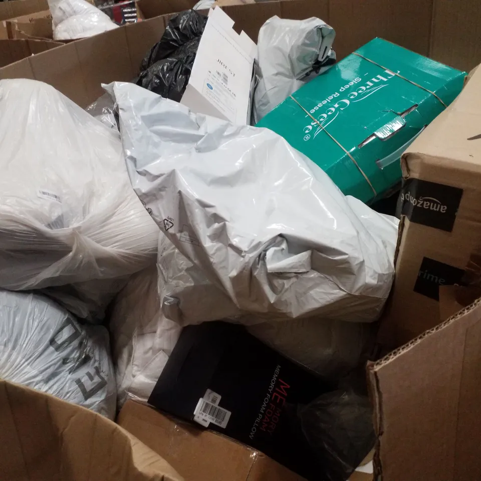 PALLET CONTAINING ASSORTED PILLOWS & CUSHIONS