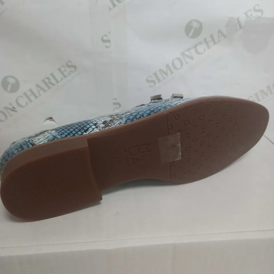 BOXED PAIR OF MODA IN PELLE SHOES IN DENIM SNAKE SIZE 7