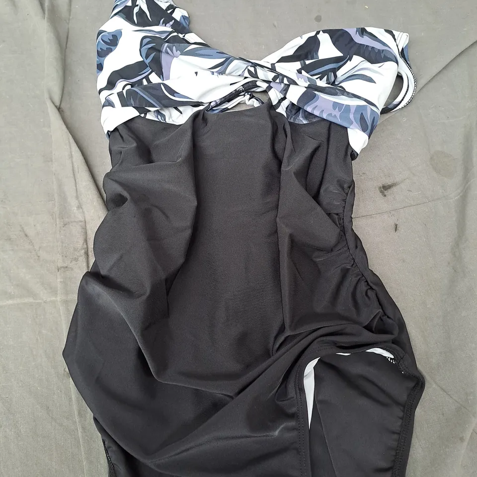 CUPSHE PATTERNED SWIMSUIT - M