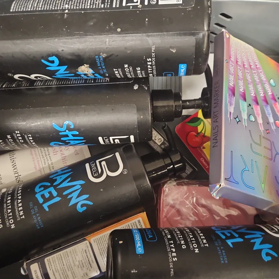 APPROXIMATELY 10 ASSORTED COSMETIC ITEMS TO INCLUDE DOVE, LAURA GELLER, ETC