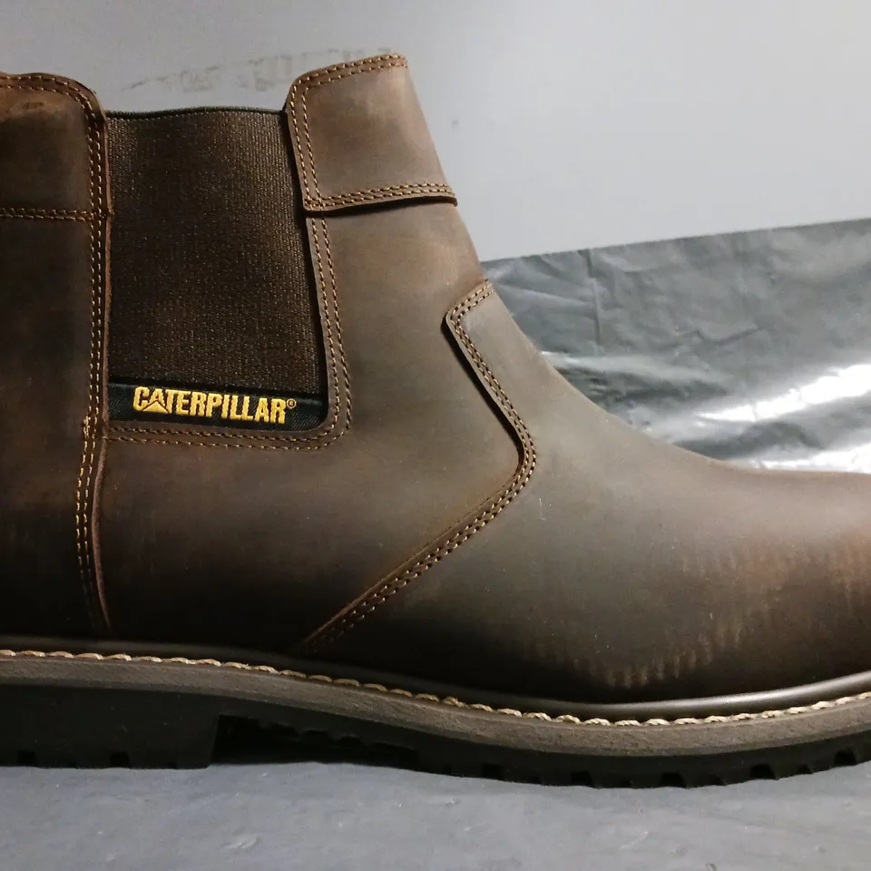 BOXED PAIR OF CATERPILLAR ANKLE BOOTS IN DARK BROWN SIZE UK 13