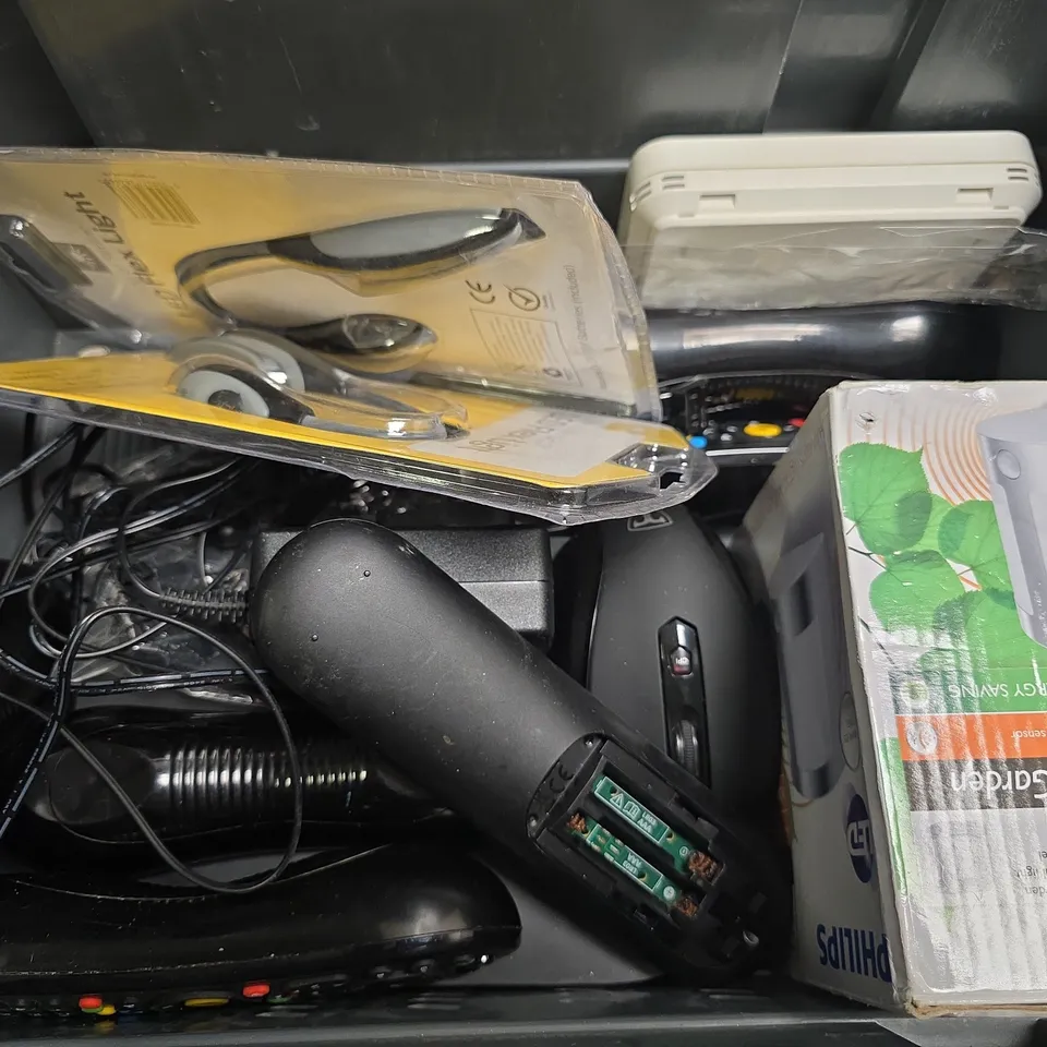 APPROXIMATELY 10 ASSORTED ITEMS TO INCLUDE - LED FLEX LIGHT , VIRGIN MEDIA REMOTE , WATCH ETC