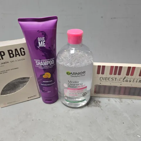 APPROXIMATELY 13 ASSORTED HEALTH & BEAUTY ITEMS TO INCLUDE - GIVE ME SHAMPOO , SOAP BAG , GARNIER MICELLAR CLEANSING WATER ETC