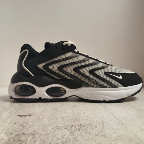 PAIR OF NIKE AIR TRAINERS IN BLACK/WHITE SIZE UK 14