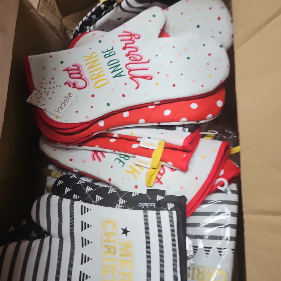 LARGE QUANTITY OF ASSORTED OVEN GLOVES
