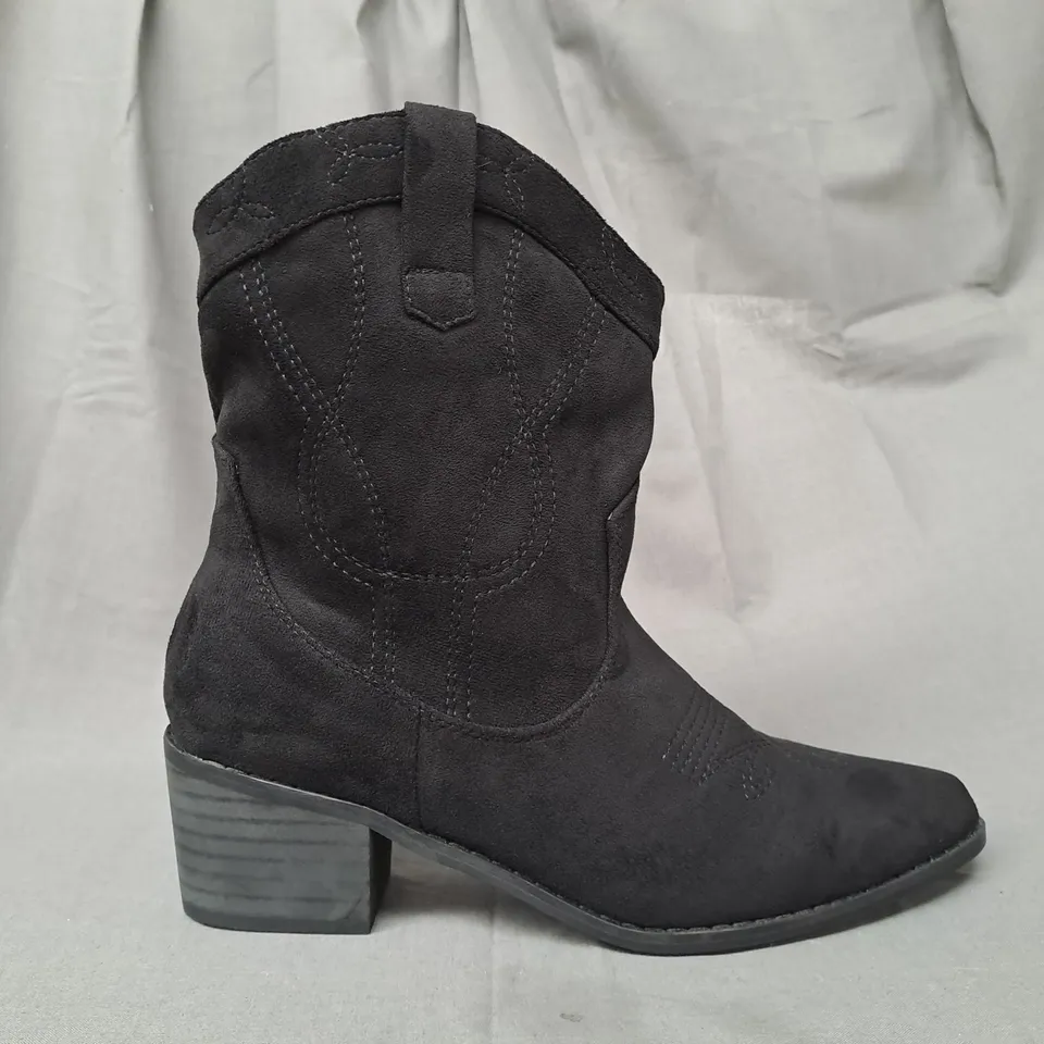 BOXED PAIR OF BOOHOO WIDE FIT WESTERN COWBOY BOOTS IN BLACK SIZE 6