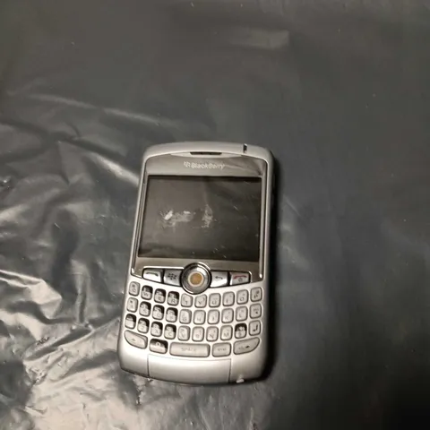 BLACKBERRY SMARTPHONE WITH QWERTY KEYBOARD – SILVER/BLACK 