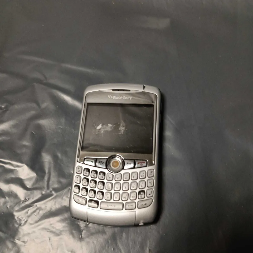 BLACKBERRY SMARTPHONE WITH QWERTY KEYBOARD – SILVER/BLACK 