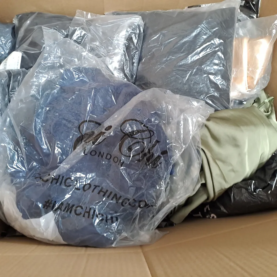 APPROXIMATELY 20 ASSORTED CLOTHING ITEMS IN VARIOUS STYLES AND SIZES 