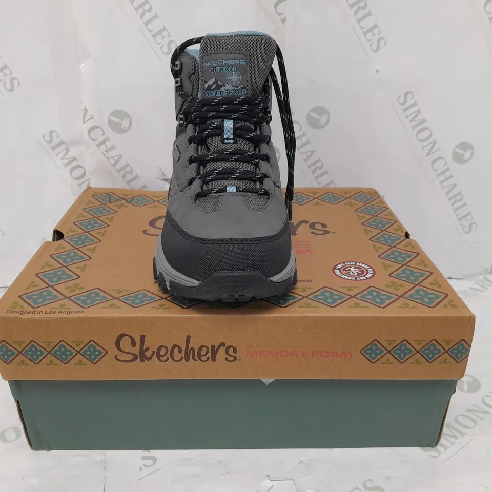 BOXED PAIR OF SKECHERS HIKING BOOTS IN CHARCOAL SIZE 3.5