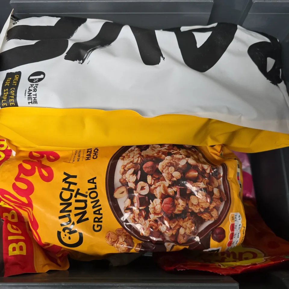 APPROXIMATELY 11 ASSORTED FOOD & DRINK ITEMS TO INCLUDE RAVE COFFEE, GALAXY COOKIES, KELLOGS CUNCHY NUT GRANOLA, ETC - COLLECTION ONLY