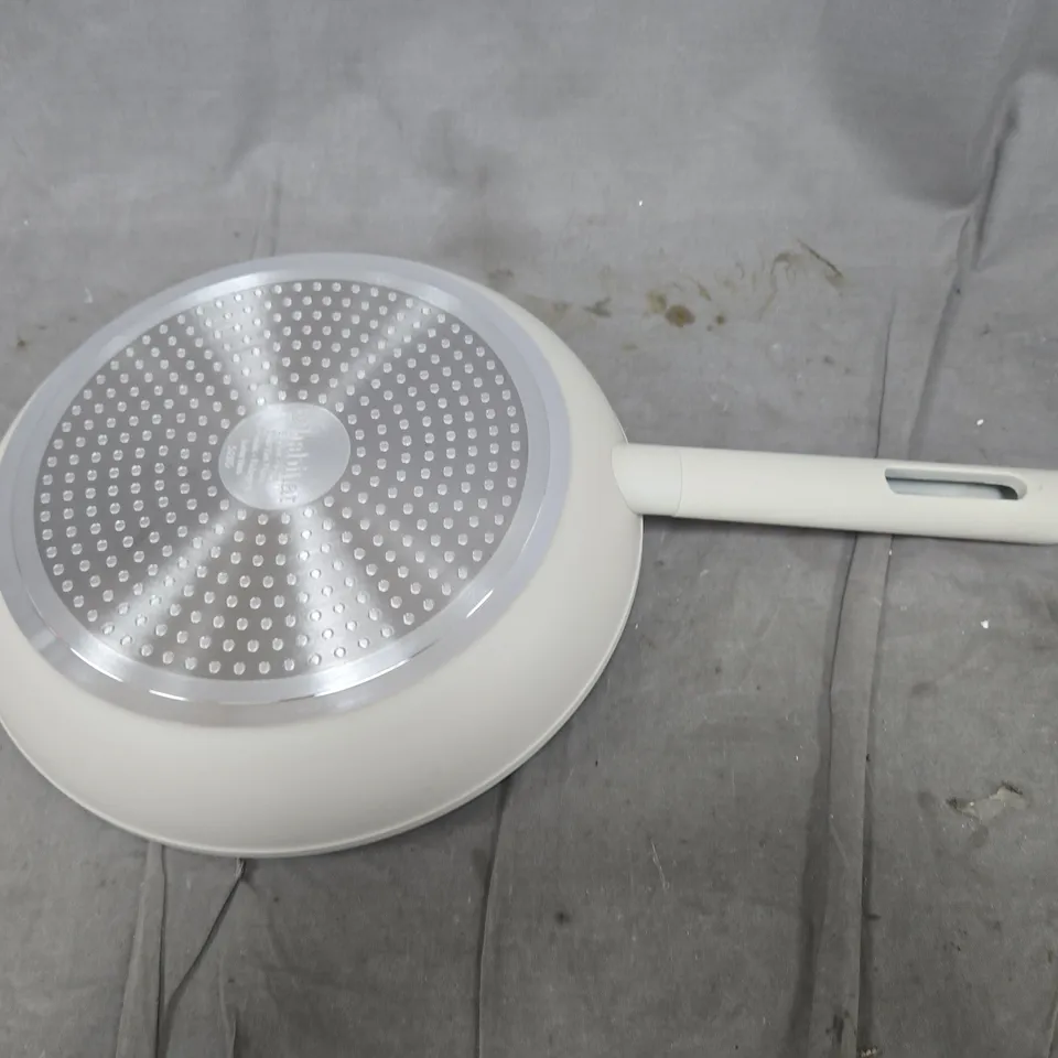 HABITAT FRYING PAN WITH WHITE HANDLE – GREY INTERIOR