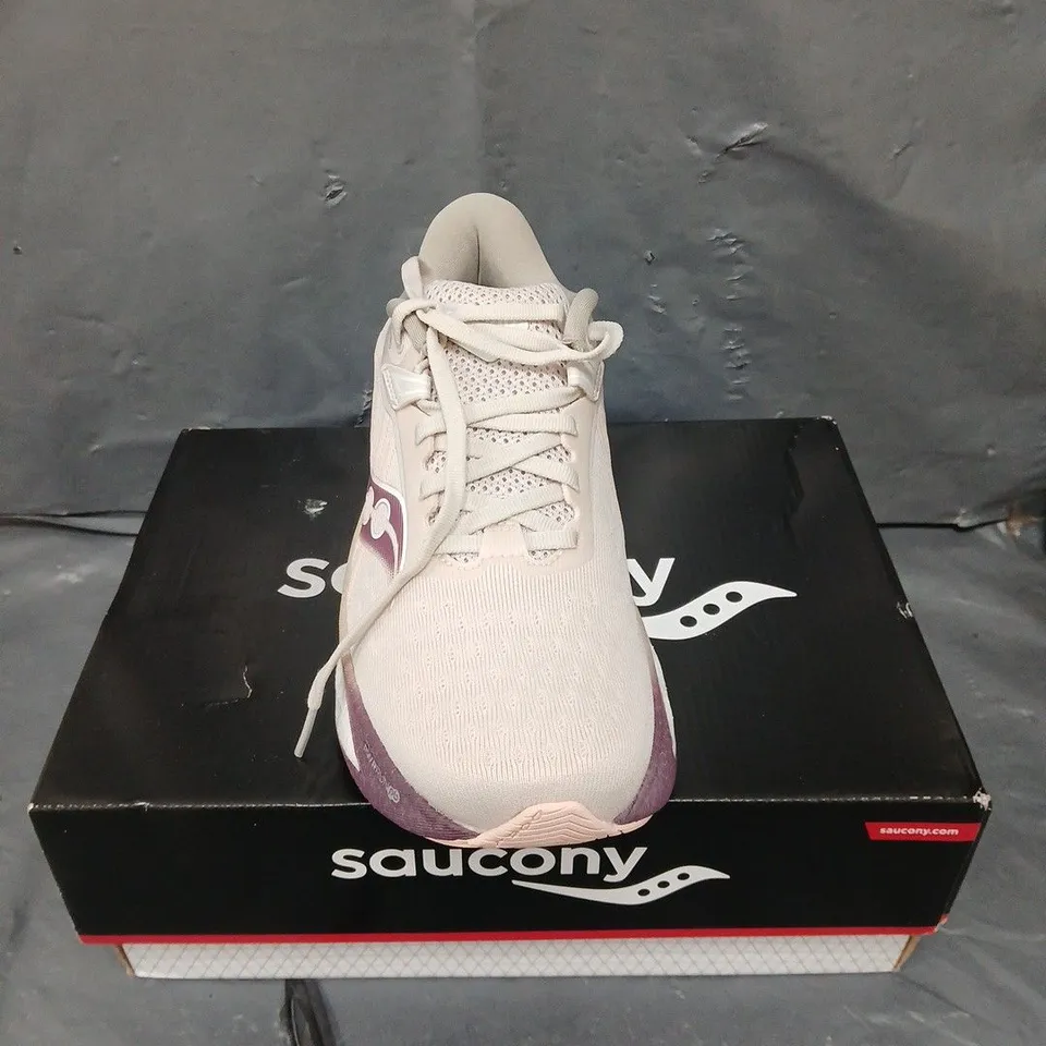 BOXED PAIR OF SAUCONY TRIUMPH 22 WOMENS TRAINERS - 6