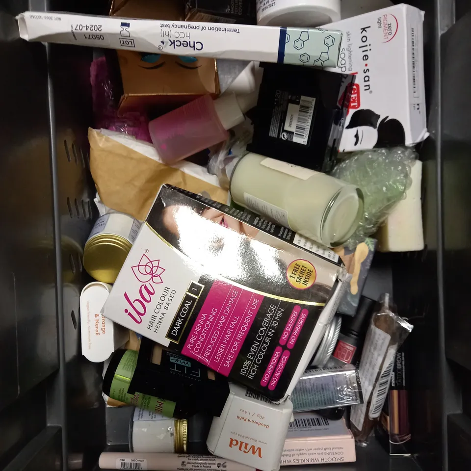 BOX OF APPROXIMATELY 30 ASSORTED HEALTH & BEAUTY PRODUCTS TO CONTAIN CCS FOOT CARE CREAM, TEETH WHITENING CHARCOAL, MAGIC SHAVING POWDER ETC 