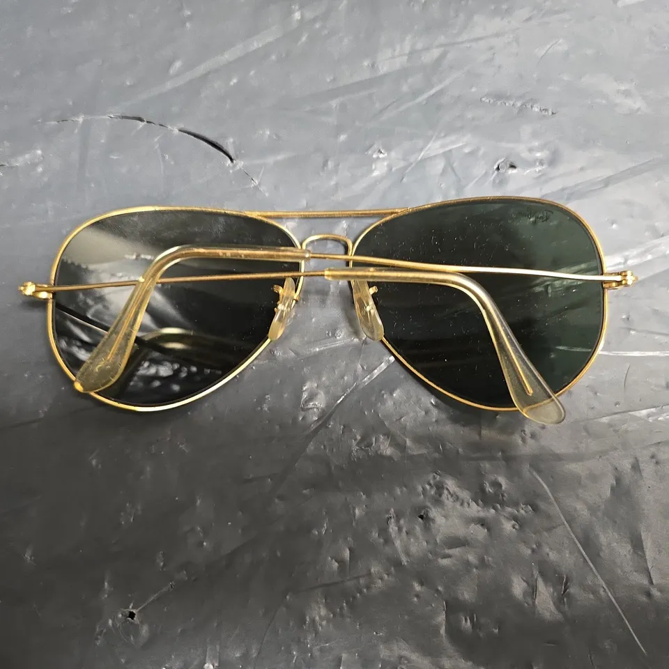 RAY-BAN AVIATOR SUNGLASSES – GOLD TONE FRAME, DARK LENSES