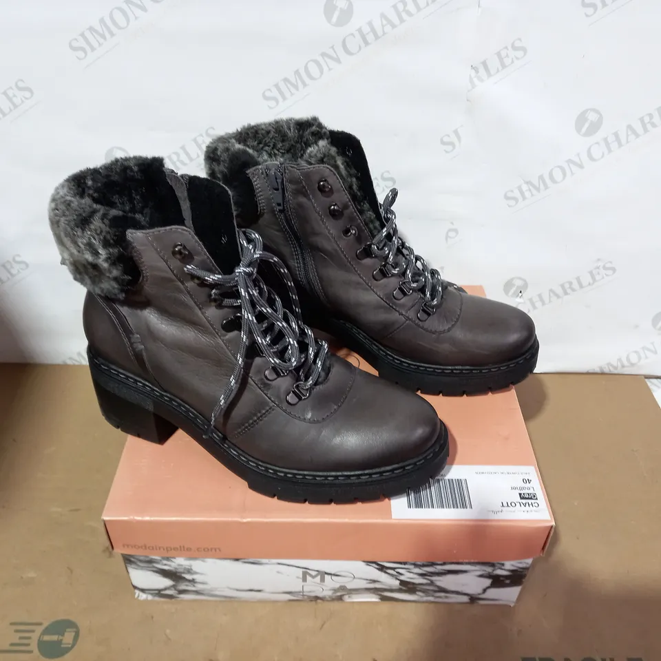 BOXED PAIR OF MODA IN PELLE BROWN BOOTS - SIZE 40