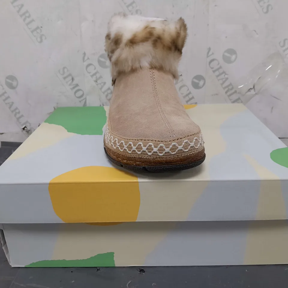 BOXED PAIR OF EARTH ORIGINALS EMMALYN BOOTIES IN BEIGE SIZE 6