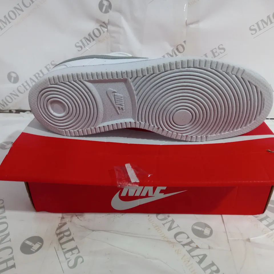 NIKE COURT VISION WHITE/SILVE SIZE 6