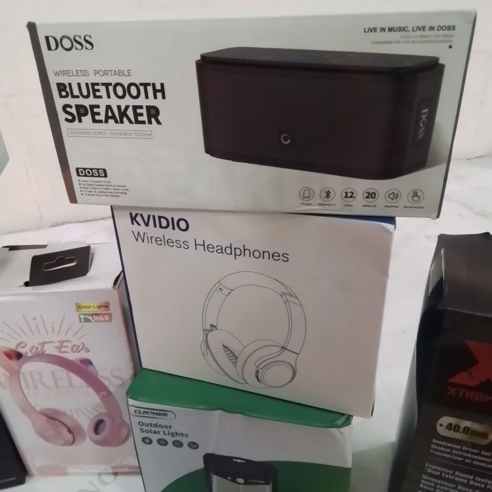 BOX CONTAINING LARGE AMOUNT OF BOXED ELECTRICAL ITEMS TO INCLUDE: HEADPHONES, PHONE SCREEN PROTECTORS, LAMPS, POWER BANKS, CHARGING CABLES, KARAOKE MICROPHONE AND LOTS MORE 