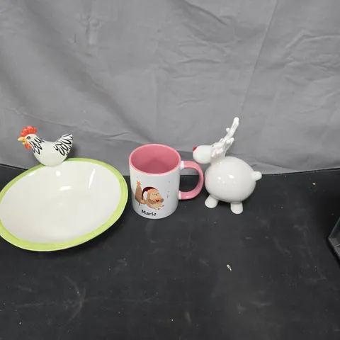 LOT OF APPROXIMATELY 10 ASSORTED POTTERY ITEMS TO INCLUDE MUG, BOWL AND A CHRISTMAS REINDEER