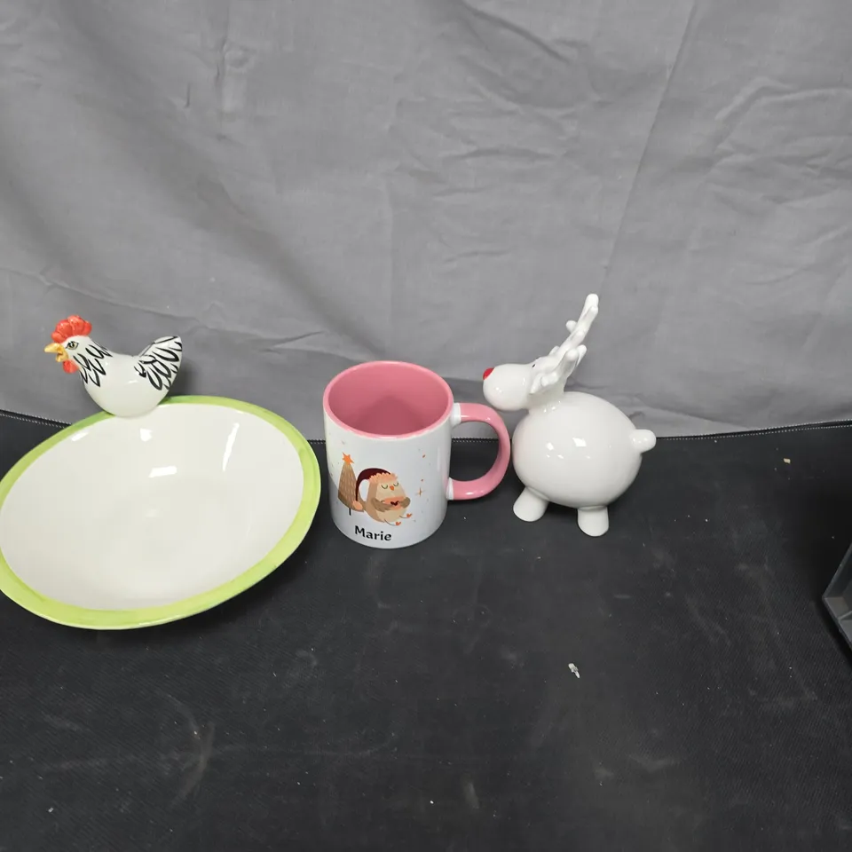 LOT OF APPROXIMATELY 10 ASSORTED POTTERY ITEMS TO INCLUDE MUG, BOWL AND A CHRISTMAS REINDEER