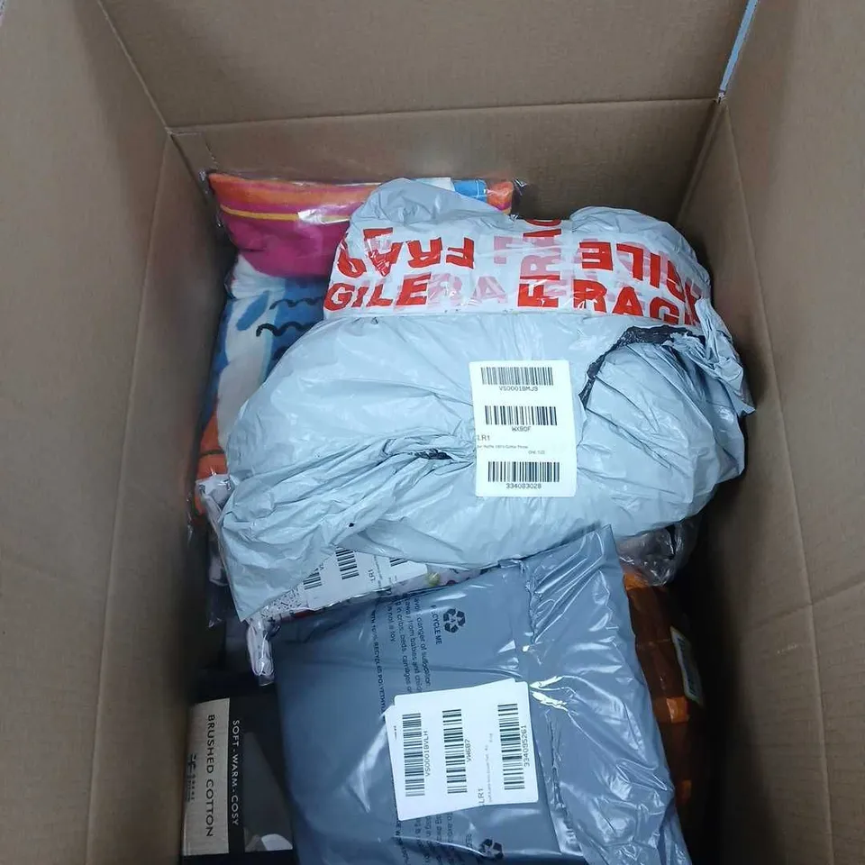 BOX OF APPROXIMATELY 12 ASSORTED HOUSEHOLD ITEMS TO INCLUDE CATHERINE LANSFIELD DOUBLE FITTED SHEET, CATHERINE LANSFIELD JUNIOR FITTED SHEET, BEACH TOWEL ETC