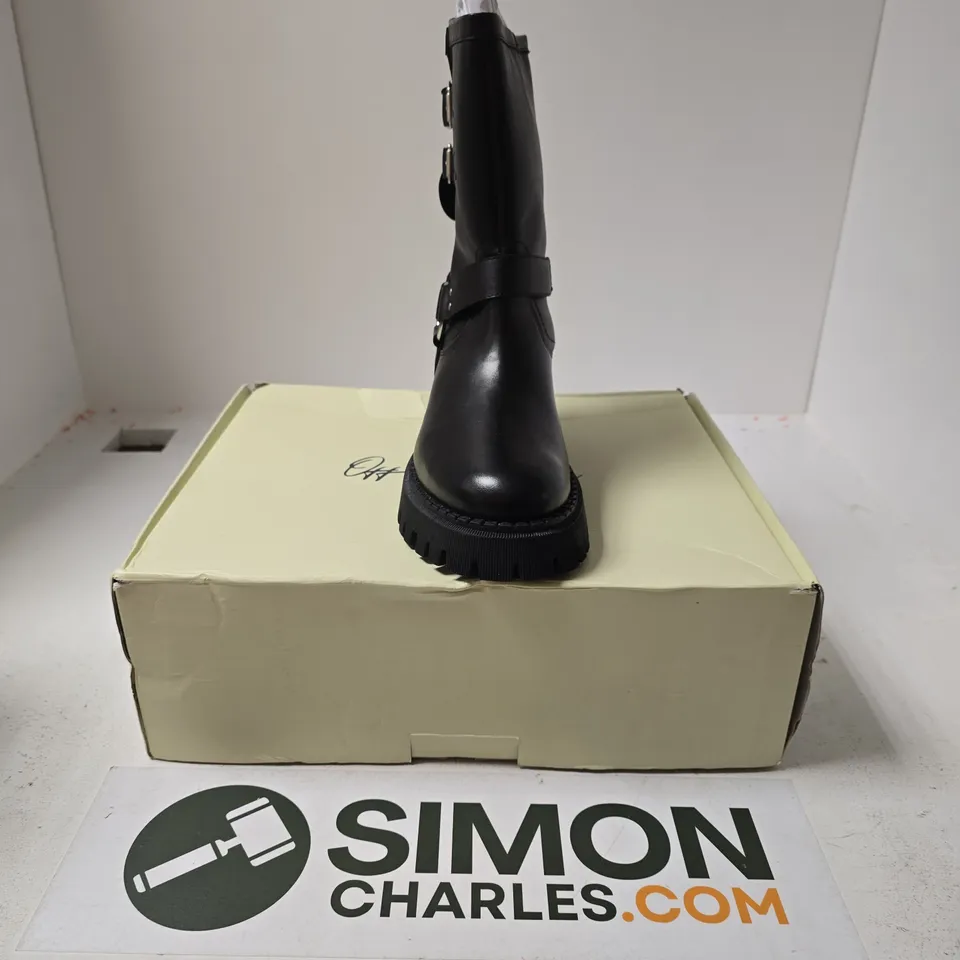BOXED PAIR OF OFF THE HOOK LONDON LOXLEY BOOTS IN BLACK - UK 7