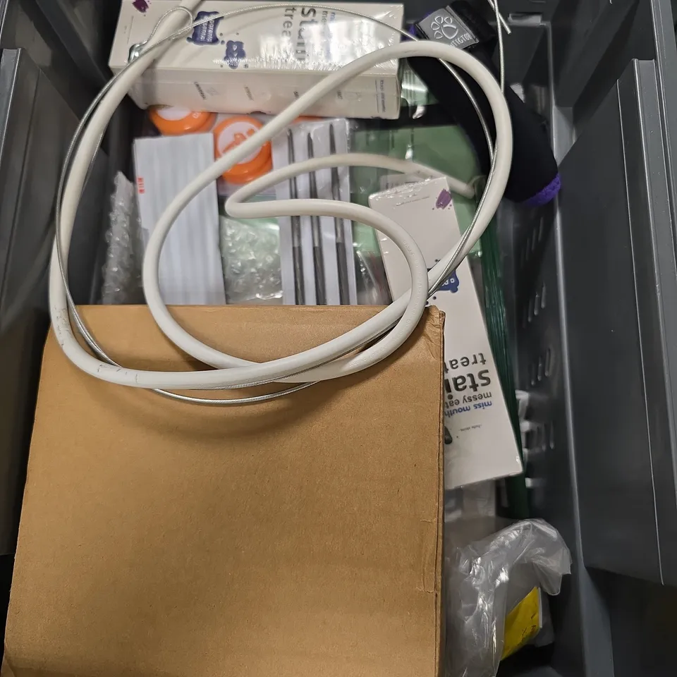APPROXIMATELY 12 ASSORTED HOUSEHOLD ITEMS TO INCLUDE - KARCHER UNIVERSAL FLOOR CLOTH SET - FOOD CHOPPER ACCESSORIES - OB1 CONSTRUCTION SEALANT & ADHESIVE - ETC