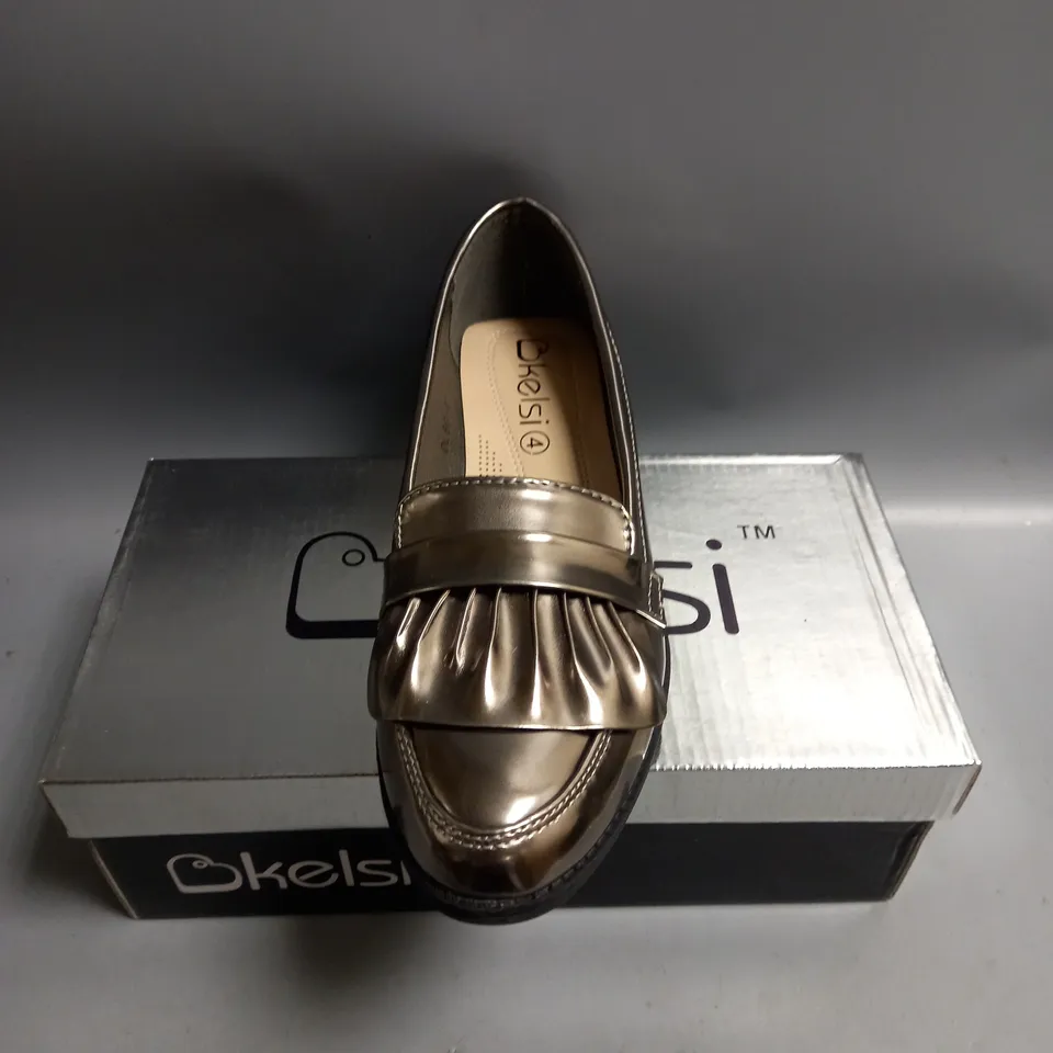 BOXED KELSI LADIES FLAT GUN BROGUES. SIZE 4