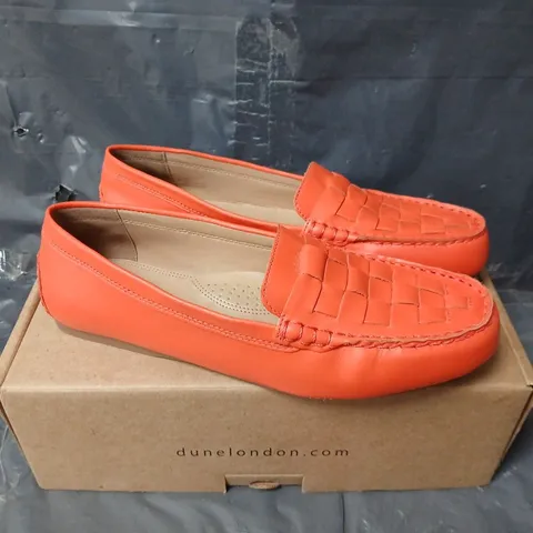 BOXED PAIR OF DUNE LONDON LEATHER WOVEN DRIVING LOAFERS IN ORANGE - SIZE 6