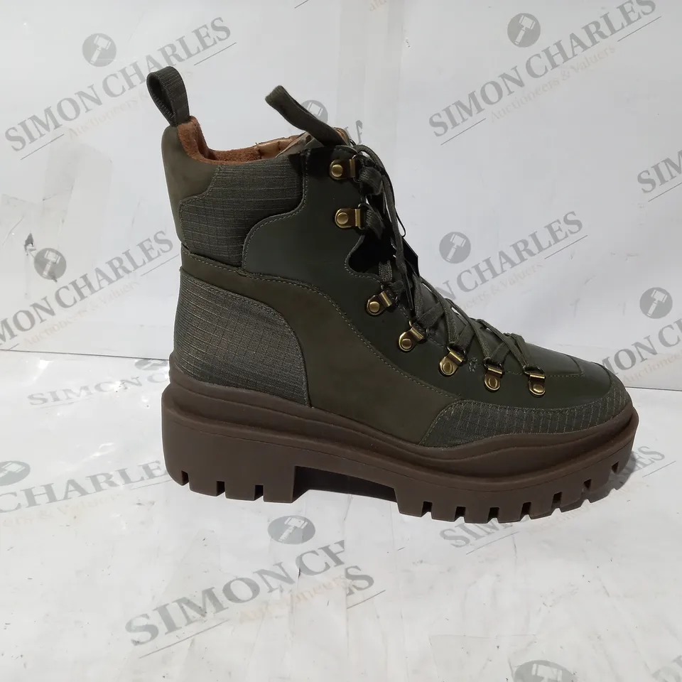 BOXED PAIR OF VIONIC JAXON HIKING BOOTS IN OLIVE UK SIZE 5.5