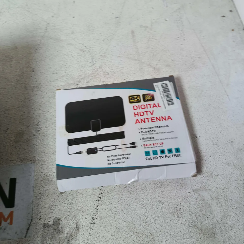 TOTE OF APPROXIMATELY 12 ASSORTED ITEMS TO INCLUDE: DIGITAL HDTV ANTENNA