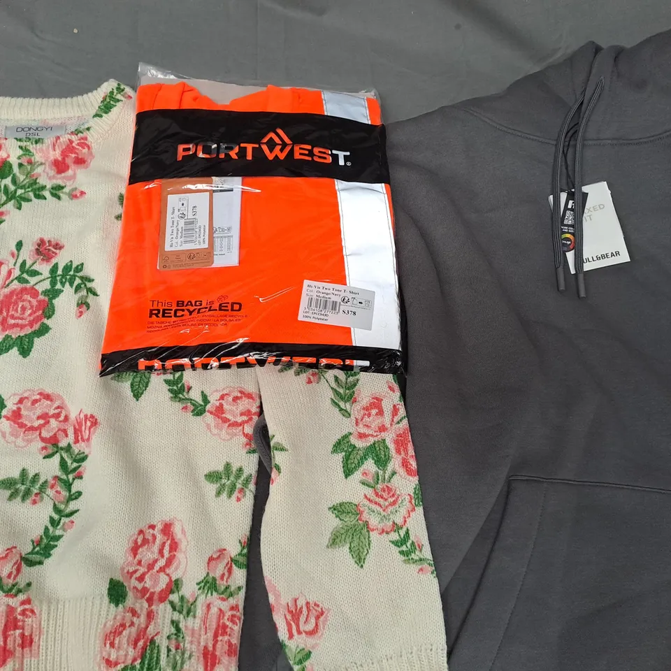 BOX OF APPROXIMATELY 20 ASSORTED CLOTHING AND FASHION ITEMS IN VARIOUS STYLES AND SIZES TO INCLUDE DONGYI, PULL & BEAR, ETC