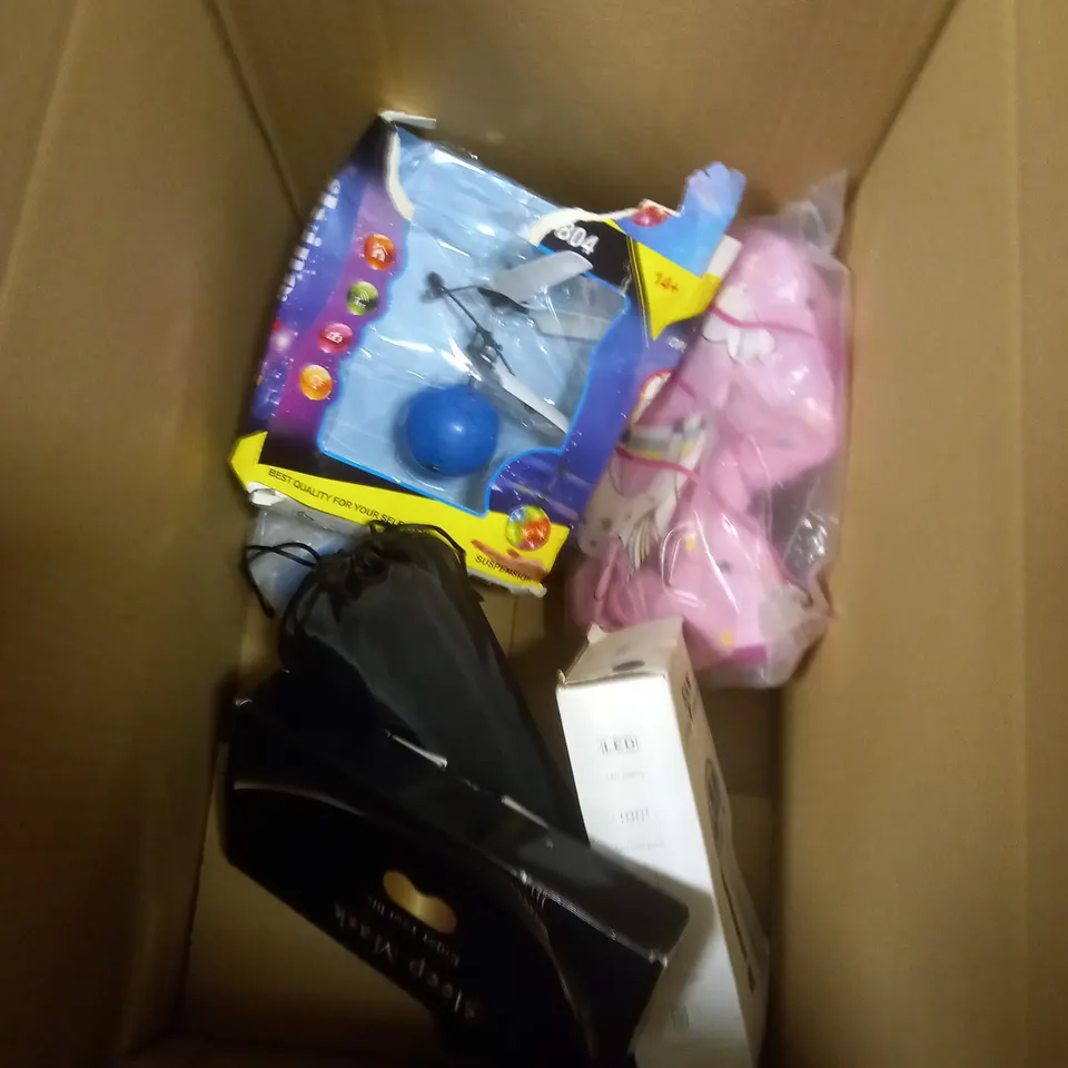 BOX OF APPROXIMATELY 5 ASSORTED ITEMS TO INCLUDE SLEEP MASK, HAND HELD FAN, FLYING BALL ETC