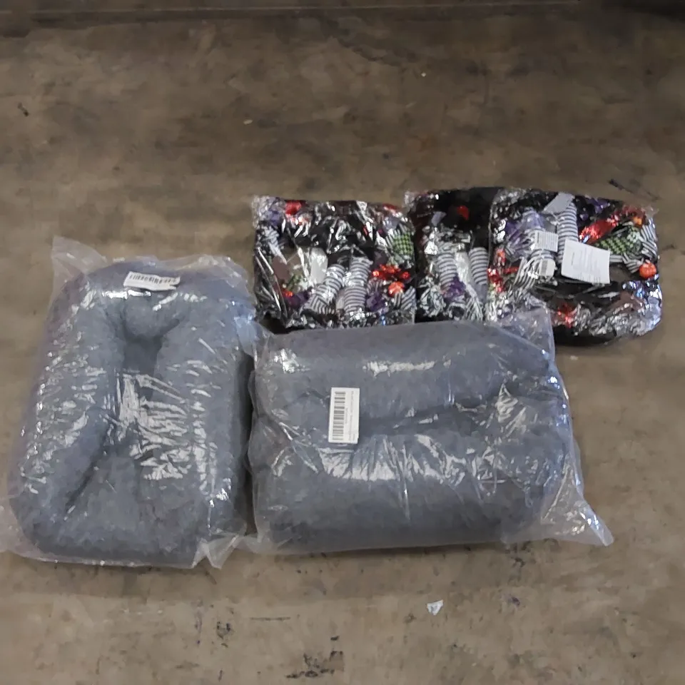 PALLET TO CONTAIN ASSORTED HOUSEHOLD PRODUCTS. INCLUDES A LARGE QUANTITY OF HALLOWEEN WREATHS AND PET BEDS ETC