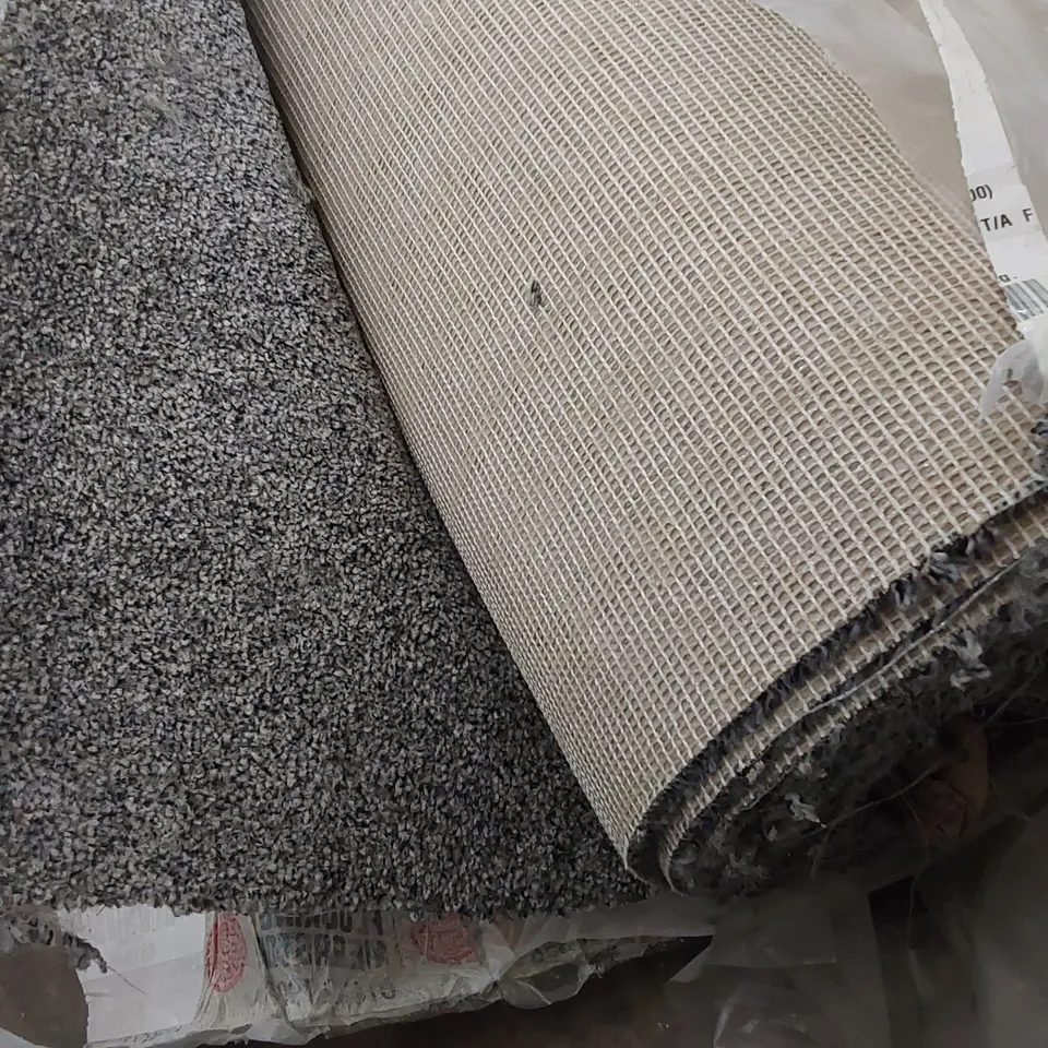 ROLL OF QUALITY PARK LANE LIGHT GREY CARPET // SIZE: APPROXIMATELY 5 X 5.6m