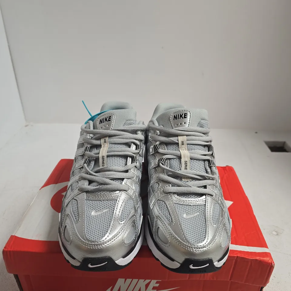 BOXED PAIR OF NIKE P-6000 TRAINERS – MEN'S UK 7.5