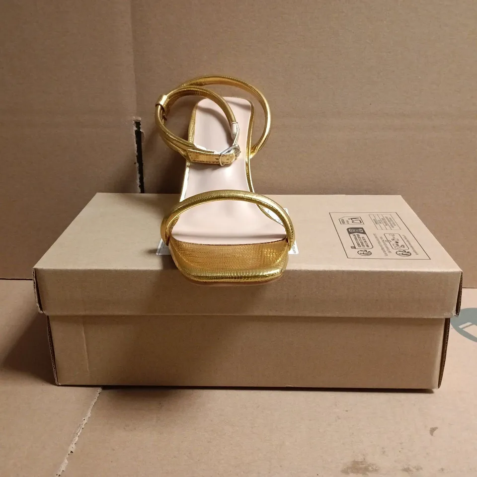 BOXED PAIR OF UNBRANDED OPEN TOE BLOCK HEEL SANDALS IN GOLD SIZE EU 36