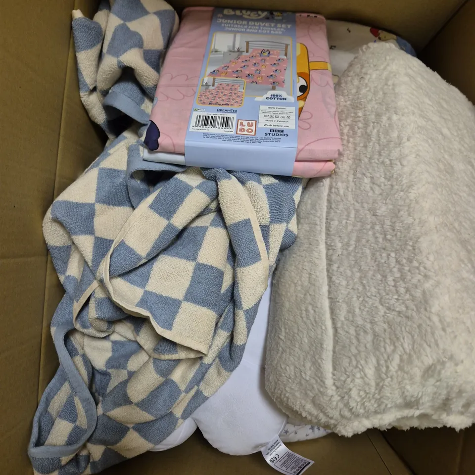 BOX OF APPROXIMATELY 10 ASSORTED BEDDING & SOFT FABRICS ITEMS TO INCLUDE - DUVET SETS - FITTED SHEETS 