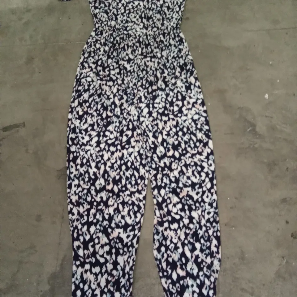 APPROXIMATELY 26 BRAND NEW KIM AND CO NAVY AND ROSE BODY SUITS LARGE