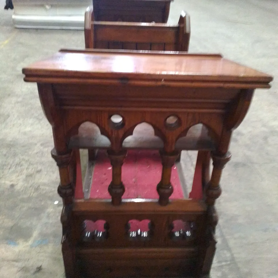  VINTAGE MAHOGANY EFFECT ORNATE CLERGY CHAIR PEW BENCH WITH TEXT STAND AND CARPETED KNEELING SPACE