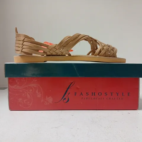 BOXED PAIR OF FASHOSTYLE OPEN TOE FLAT SLIP-ON SANDALS IN NUDE SIZE EU 41