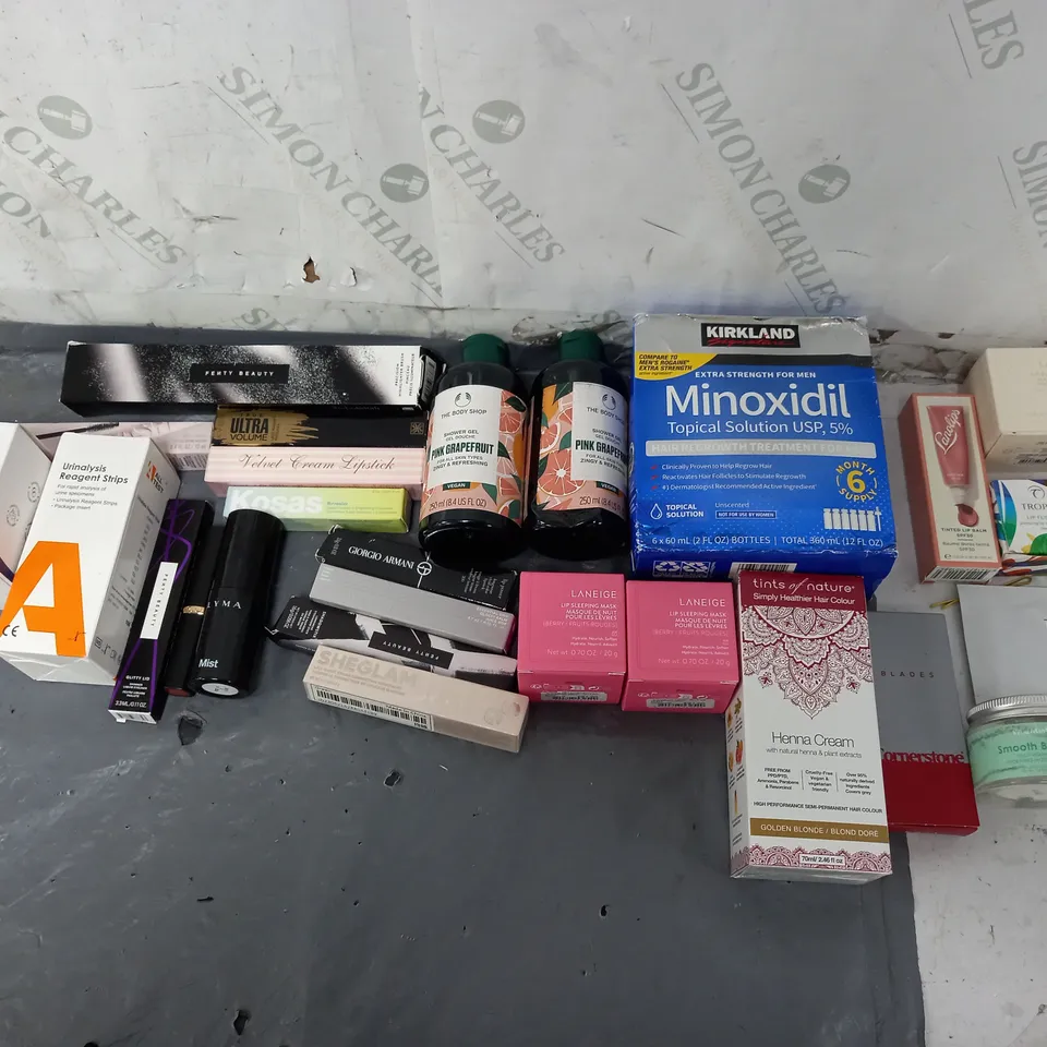 BOX OF APPROXIMATELY 12 ASSORTED COSMETIC ITEMS TO INCLUDE - MERWAVE HAIR MASK - FENTY BEAUTY GLITTY LIP - MINOXODIL TROPIC TREATMENT ETC.