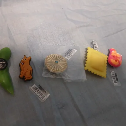 LARGE QUANTITY OF ASSORTED CROCS SHOE CHARMS
