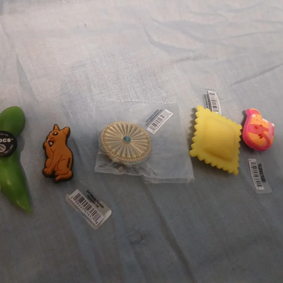LARGE QUANTITY OF ASSORTED CROCS SHOE CHARMS
