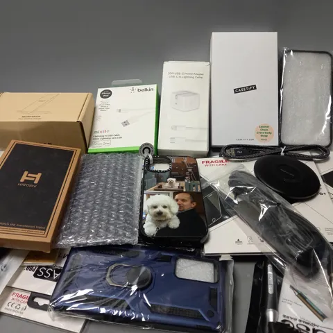 APPROXIMATELY 30 PHONE ACCESSORIES AND ELECTRICALS TO INCLUDE TEMPERED GLASS SCREEN PROTECTORS, PLUGS, WIRELESS CHARGERS, ETC